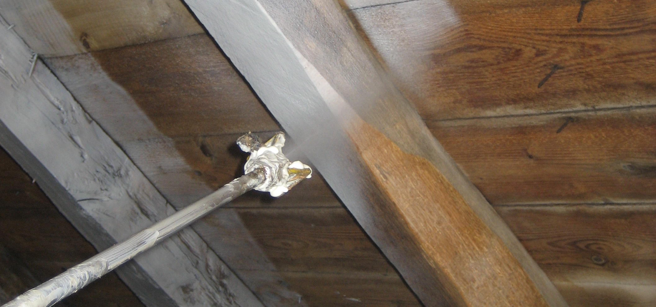 Aplicação de XILIX® GEL sobre madeira